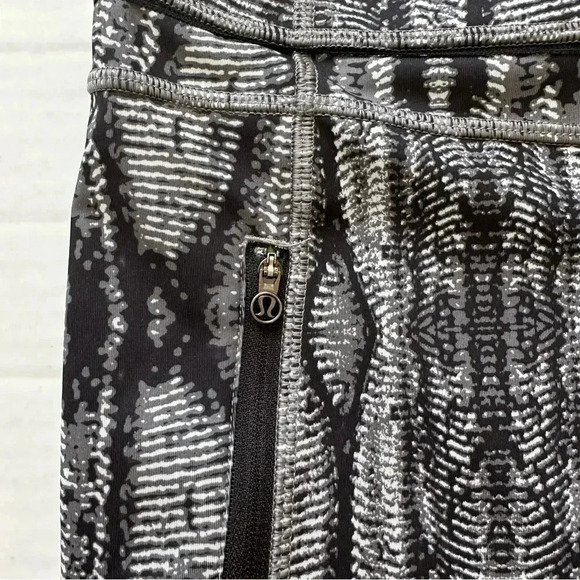 Lululemon Passion Crop II Subtle Serpent, Size 8 Australian Release - Picture 3 of 9